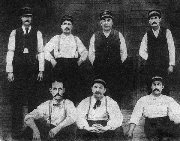 Keeper Marshall Eldridge (back row, third from left) and members of the Monomoy LIfesaving Crew, Cape Cod, Massachusetts. Courtesy The Chatham Historical Society