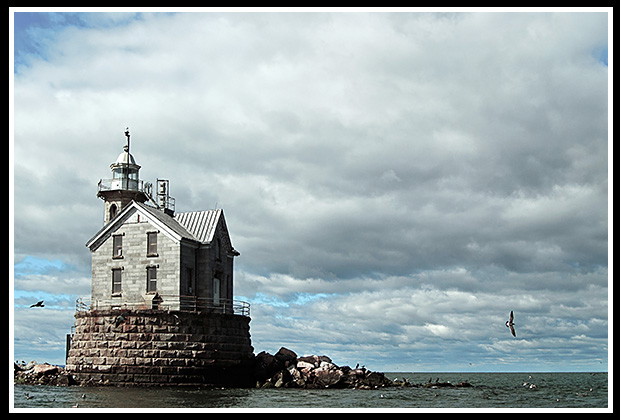 Stratford Shoal (Middle Ground) light