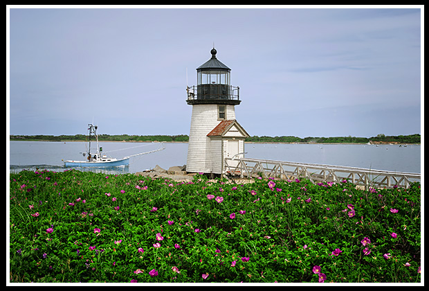 fishing boat coming in by Brant Point light
