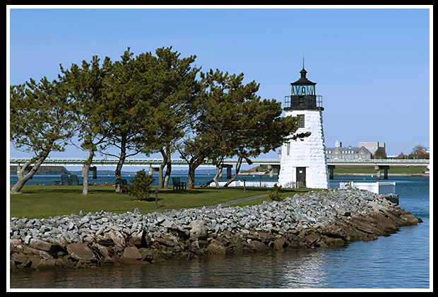 Relaxing small park atmoshpere by Newport Harbor light